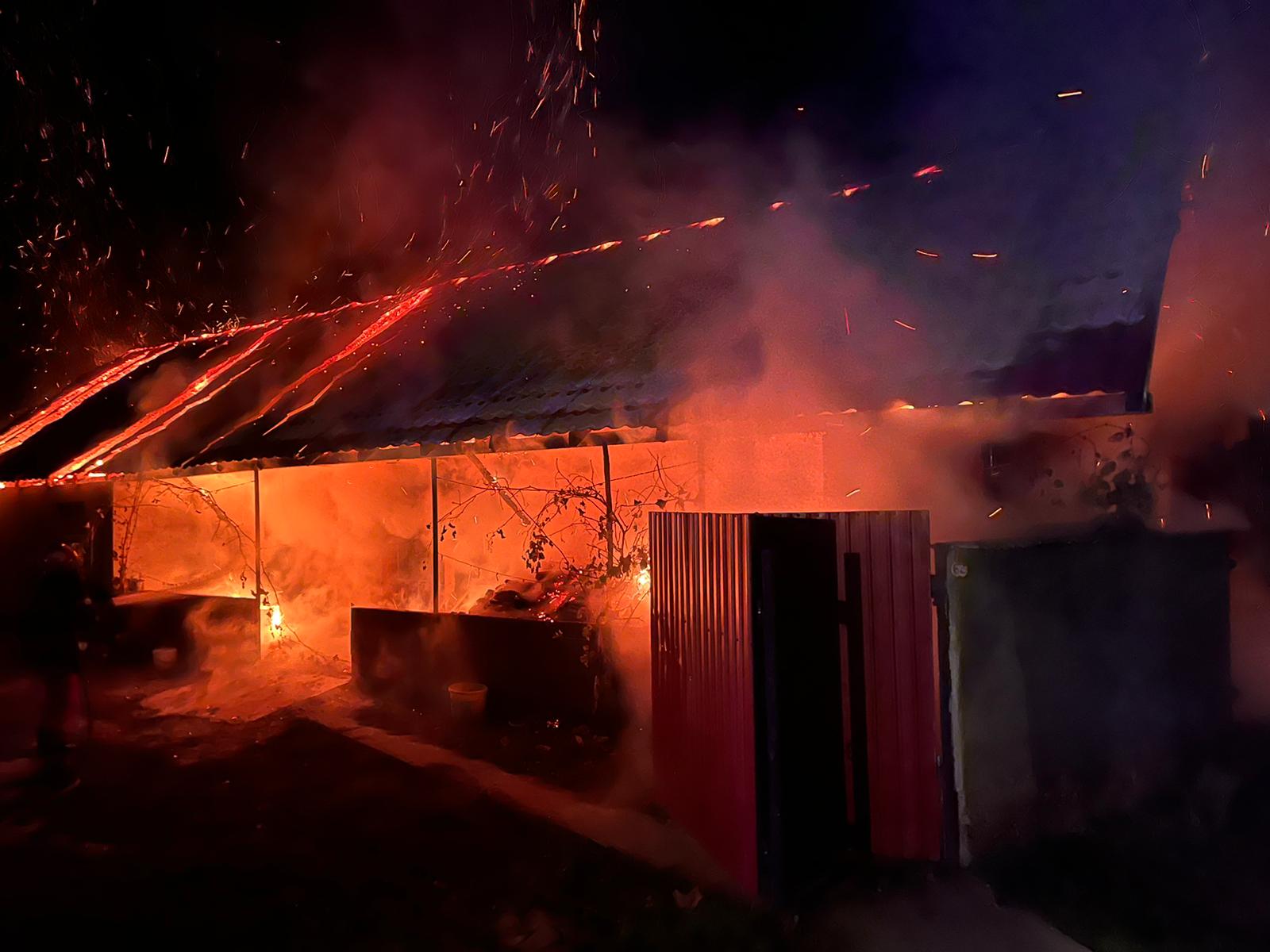 Incendiu puternic la o gospodarie din Fegernic, in aceasta noapte. Focul a pornit de la o improvizatie electrica