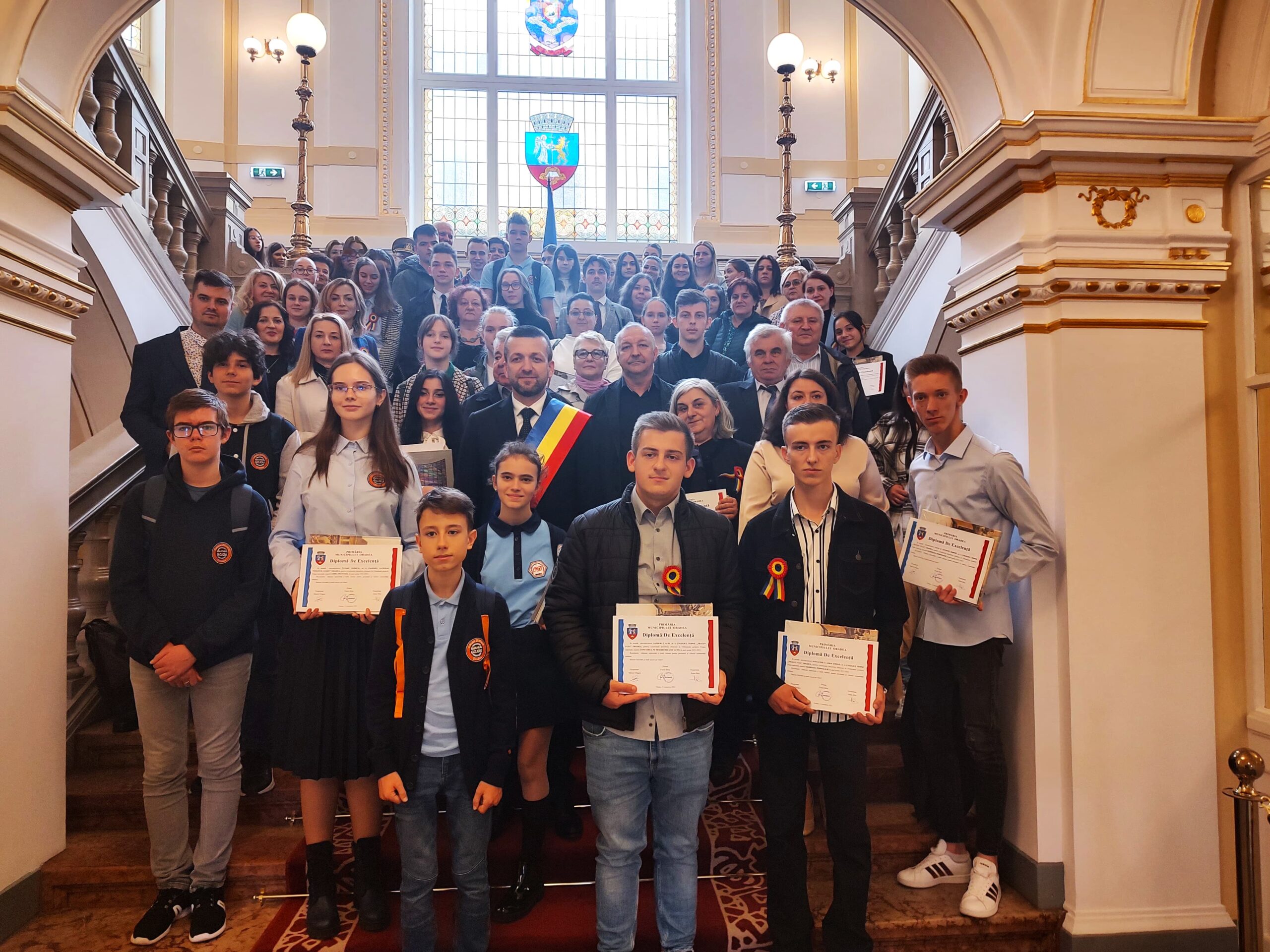 FOTO | Copiii olimpici si cei cu note de zece la Bacalaureat si evaluarea nationala au fost premiati de Primaria Oradea