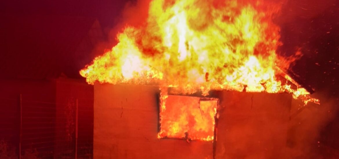 Incendiu violent la o gospodarie din Sânnicolau Român. Mai multe butelii au luat foc