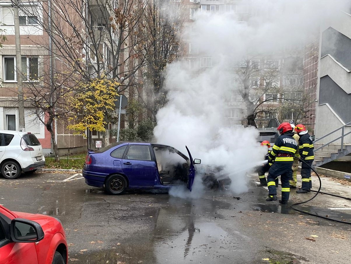 Incendiu la un autoturism aflat in mers pe strada Cazaban din Oradea, in aceasta dimineata