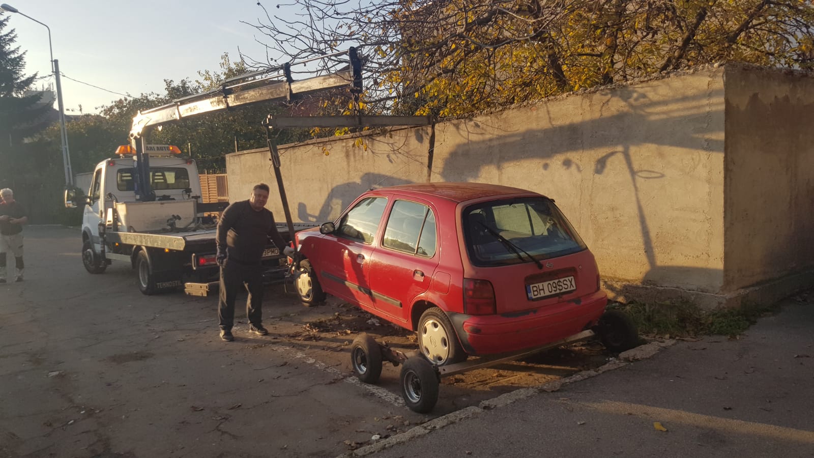 Autovehicul marca Nissan, declarat abandonat, ridicat de Primaria Oradea