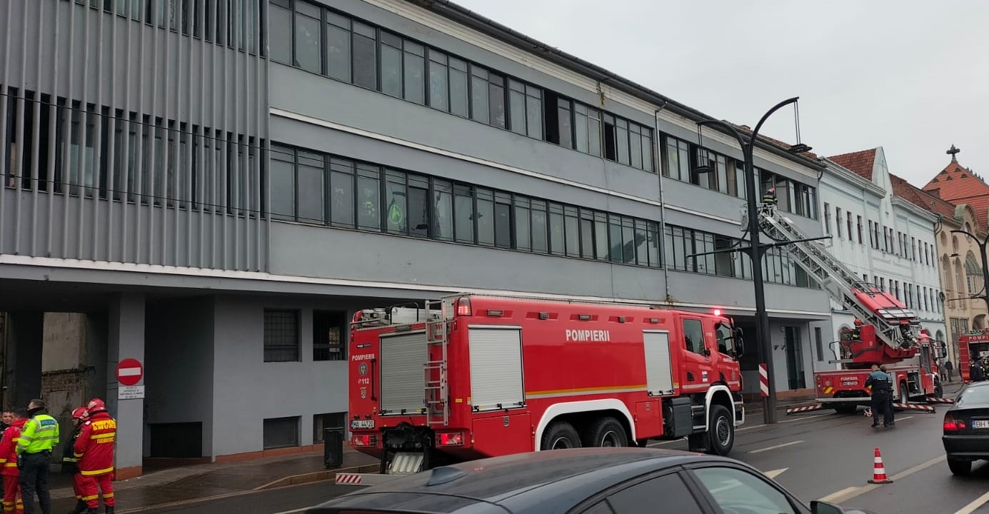 Incendiu la fosta fabrica de confectii Oradinum de pe strada Independentei