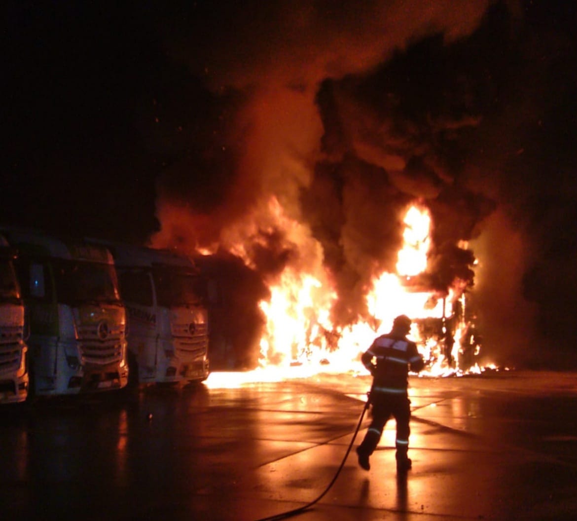 Foto | Incendiu devastator, in noapte de Craciun, in Parcul Industrial I Oradea, la o societatea comerciala. Au ars mai multe TIR-uri