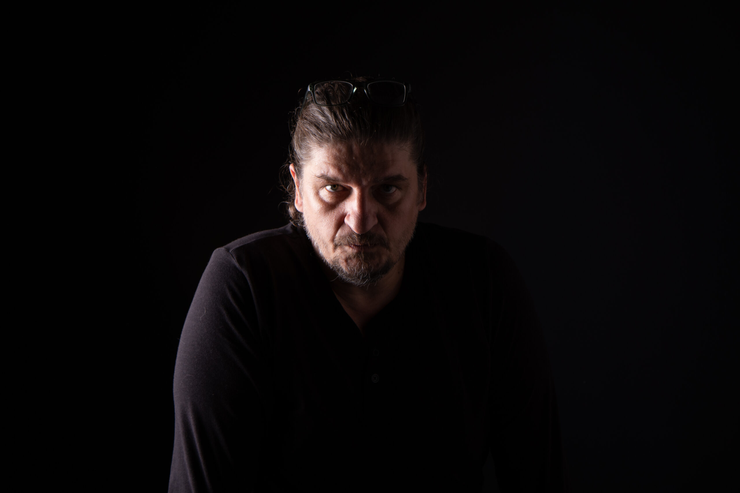 Binecunoscutul artist maghiar, Novák Péter, regizează noul spectacol al Ansamblului Nagyvárad