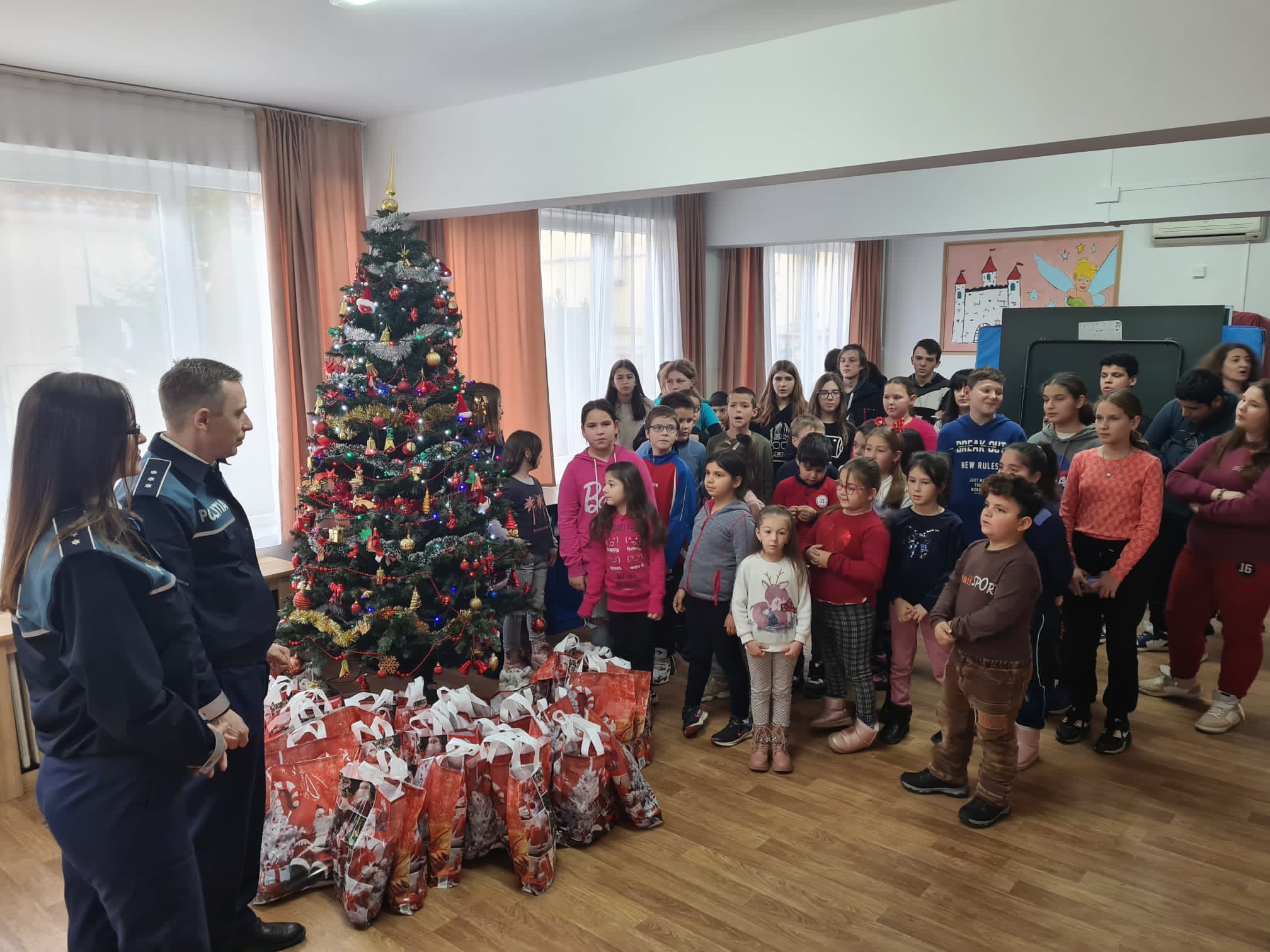 Daruri de Crăciun, oferite din suflet, de polițiștii bihoreni, copiilor din familii defavorizate.