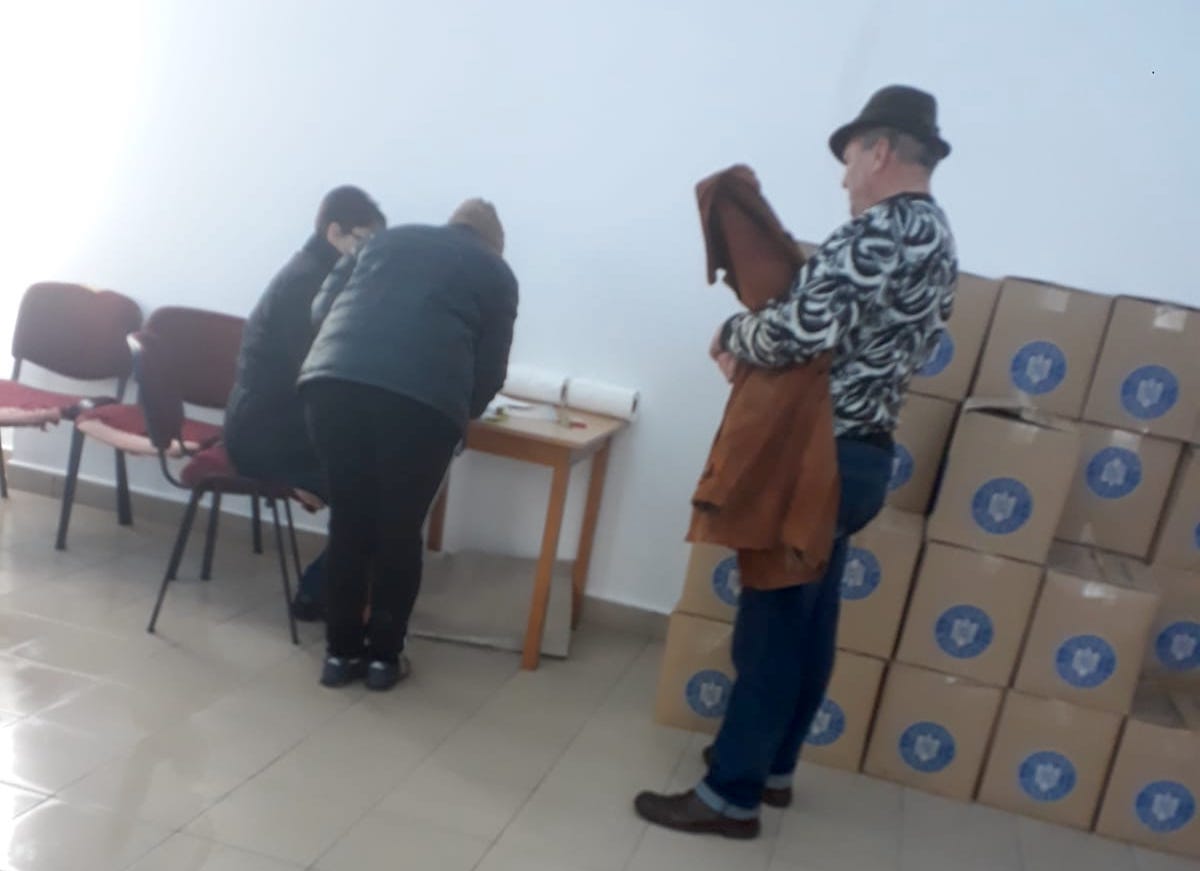 Prefectul Tiplea a anuntat ca a început distribuția pachetelor cu alimente catre persoanele defavorizate din judetul Bihor