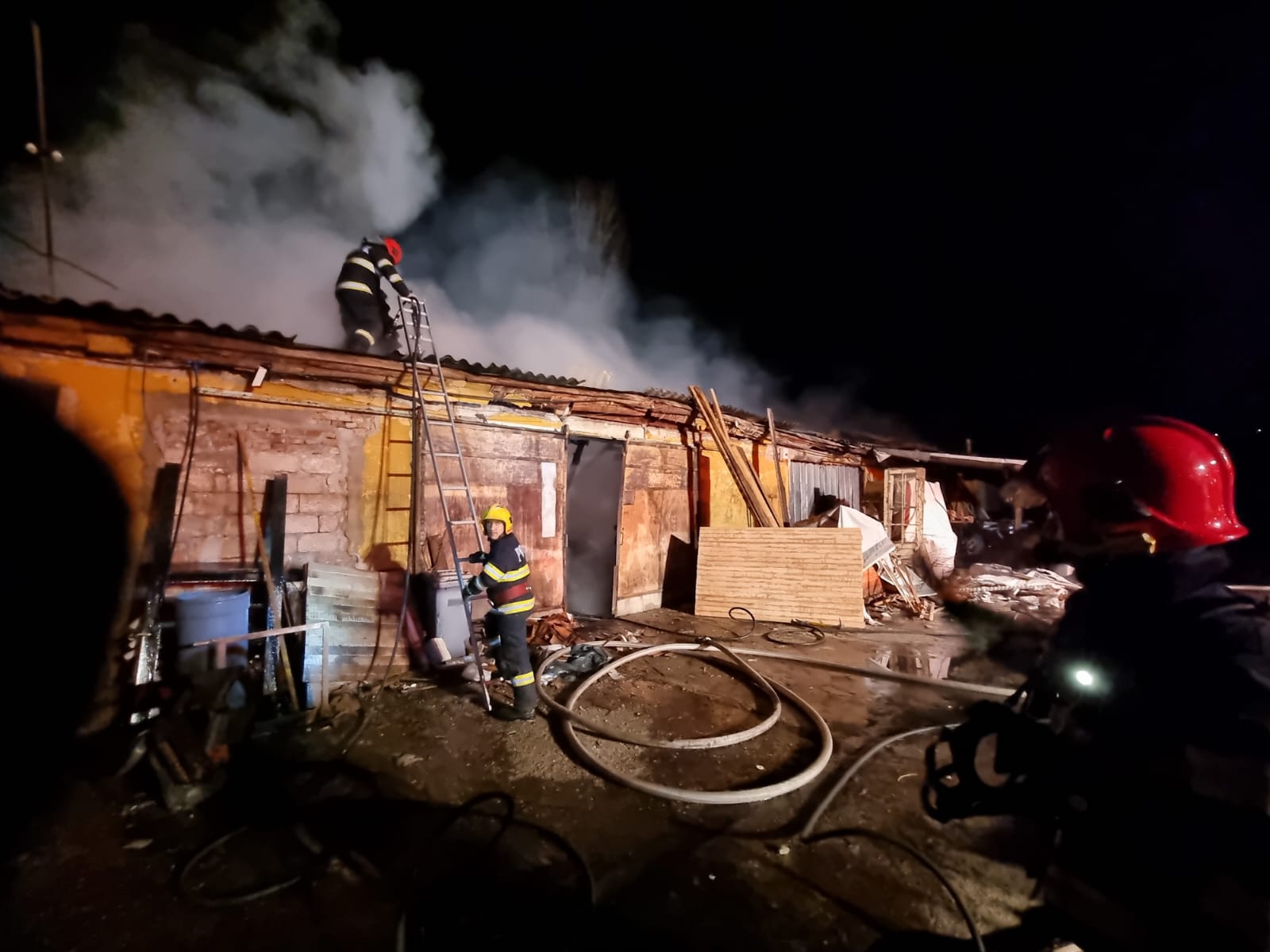 Incendiu, in aceasta dimineata, la un atelier de tamplarie din Oradea
