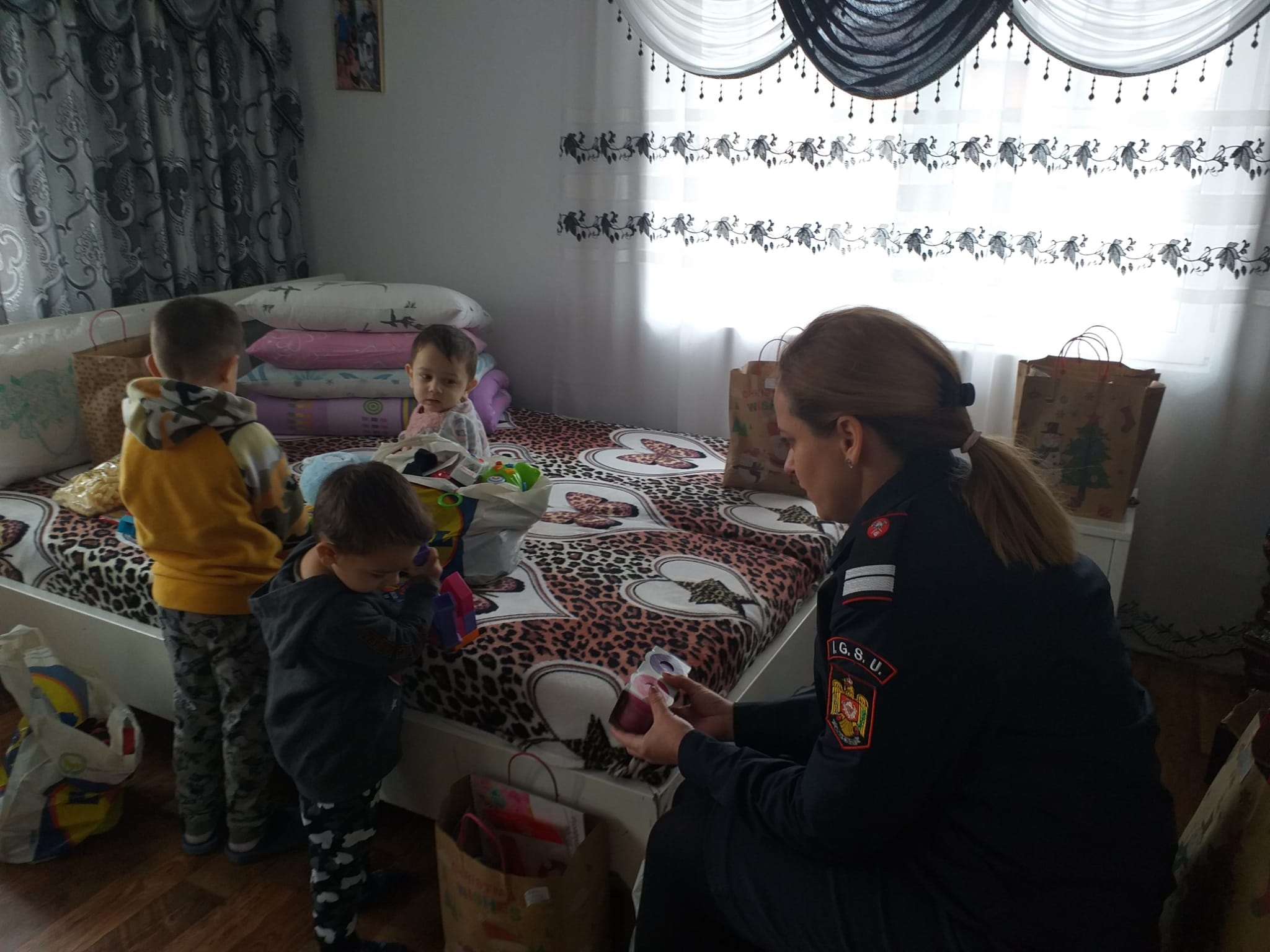 Miracole de Craciun! Pompierii bihoreni au “intervenit” cu daruri la un orfelinat si alte 18 familii greu incercate din judetul Bihor