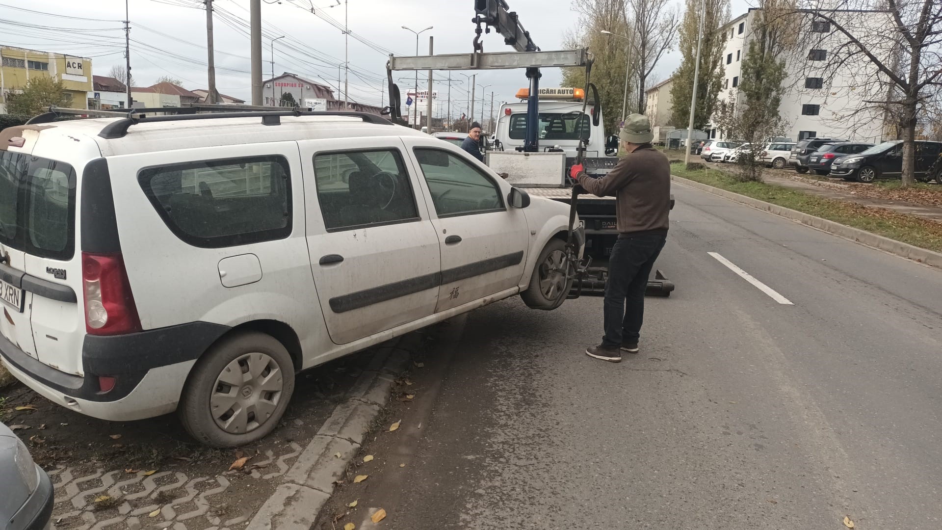 Cunoasteti proprietarul? Masina abandonata pe domeniul public a fost ridicata de politistii locali