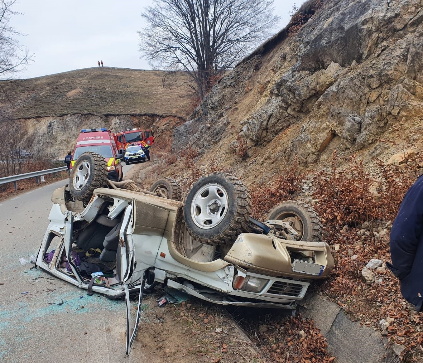 Final tragic pentru un sofer ce a cazut cu masina intr-o prapastie de 15 m langa localitatea Ponoara judetul Bihor