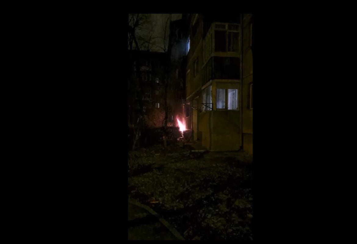FOTO/VIDEO | Explozie urmata de incendiu la subsolul unui bloc de pe strada Costache Negruzzi din Oradea