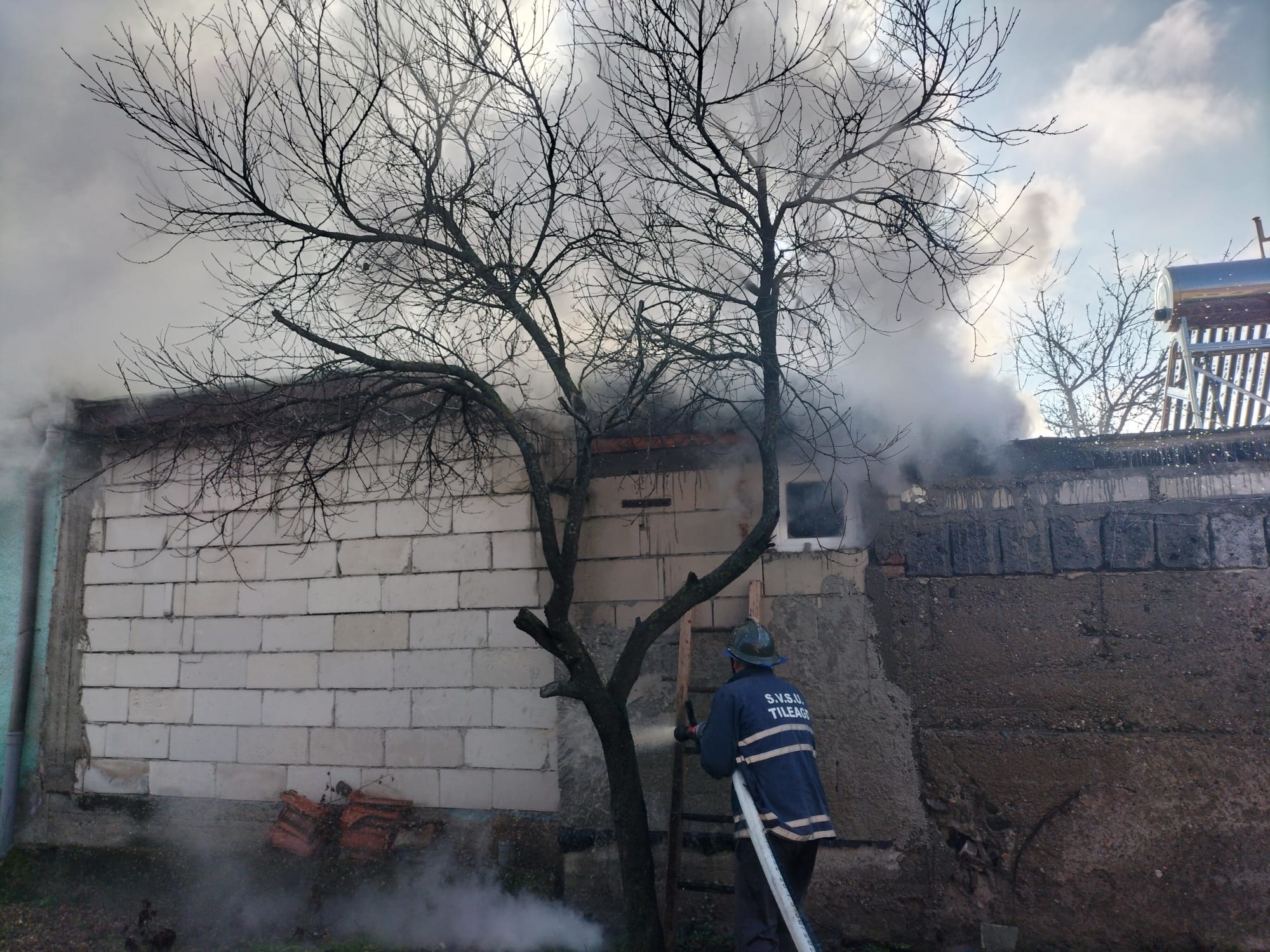 O familie din Tileagd a fost la un pas sa-si piarda casa in flacari, dupa ce sopronul in care se afla o centrala a luat foc