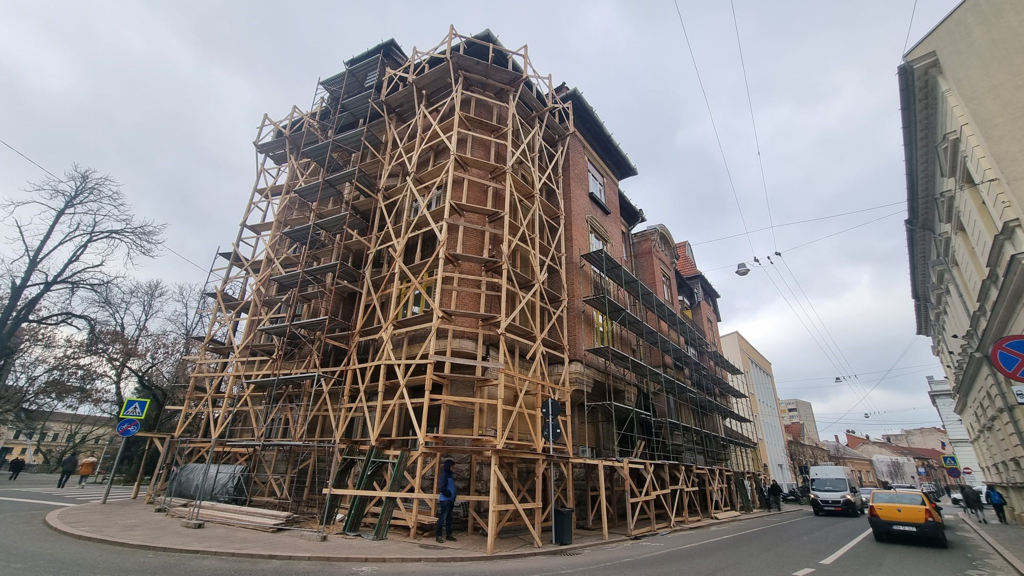 Inca o cladire istorica din Oradea a intrat in reabilitare