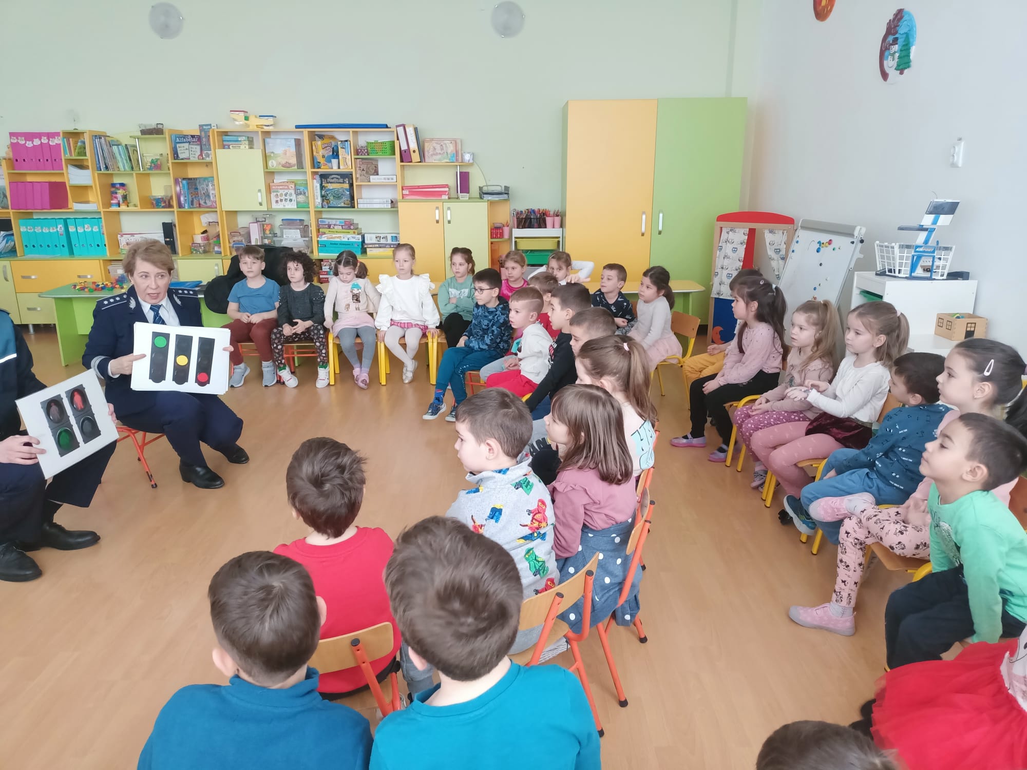 Foto | Preșcolarii orădeni au învățat de la polițiștii de prevenire cum să fie în siguranță pe stradă, acasă și în interacțiunea cu alte persoane, pentru a preveni victimizarea acestora prin diverse tipuri de infracțiuni.