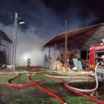 Foto | Incendiu devastator la un depozit de lemne din Sacuieni. Focul a fost stins dupa aproape 5 ore si a produs pagube imense