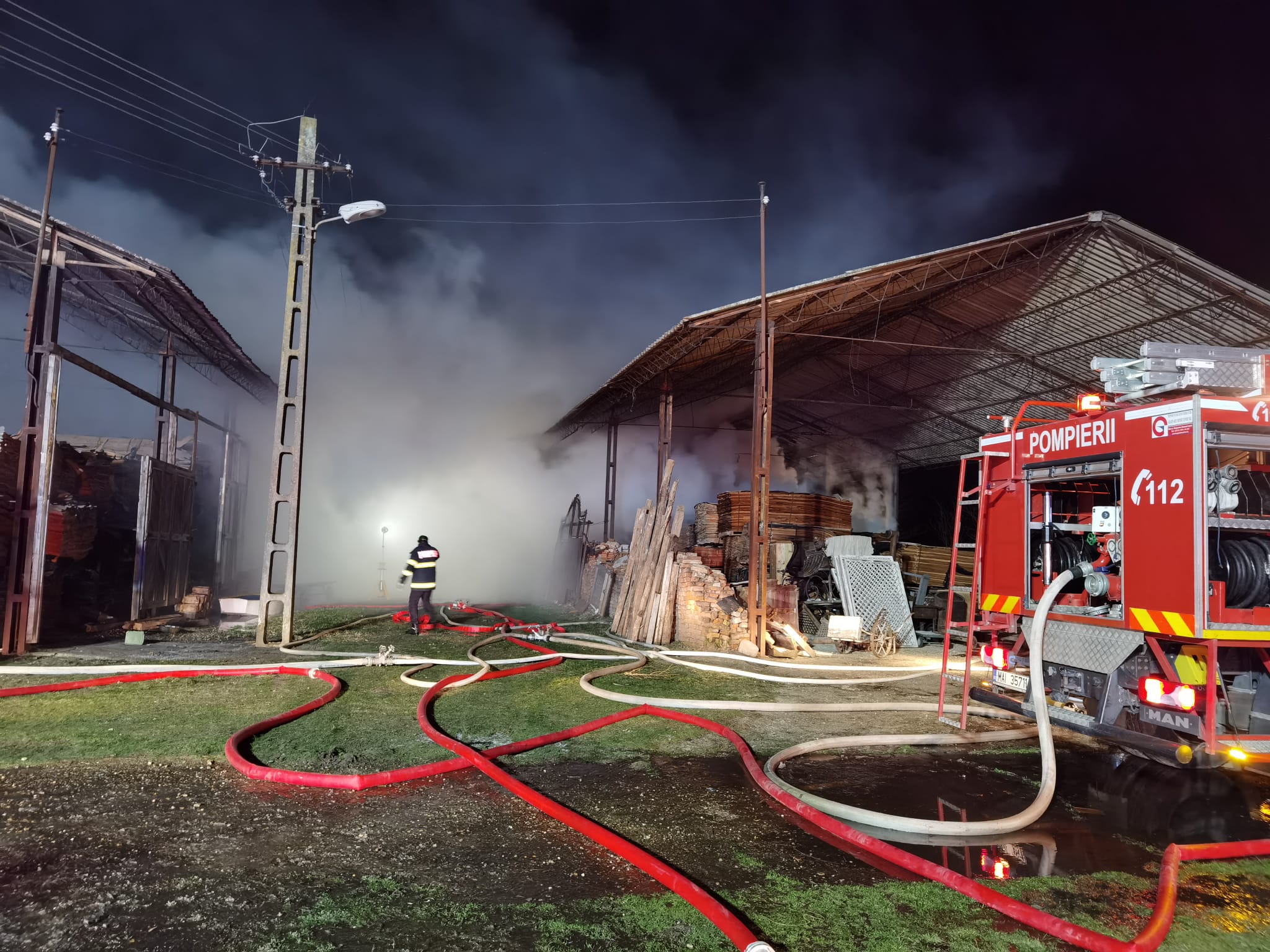 Foto | Incendiu devastator la un depozit de lemne din Sacuieni. Focul a fost stins dupa aproape 5 ore si a produs pagube imense