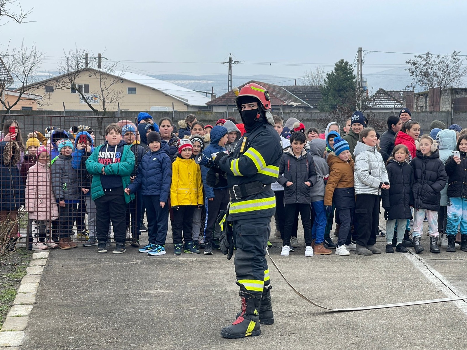 Foto | Pompierii militari bihoreni continuă acțiunile de informare preventivă aferente Săptămânii Protecției Civile.