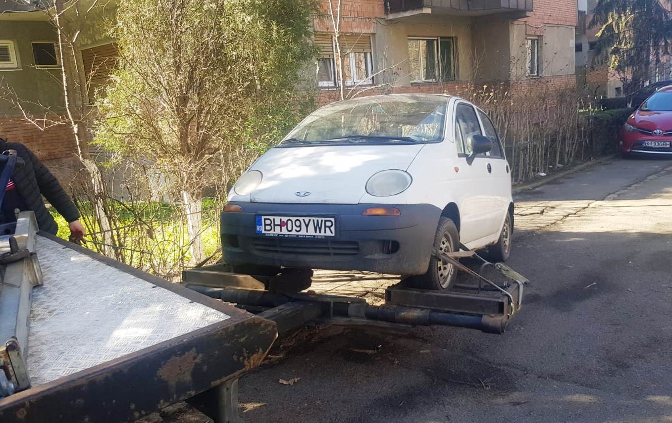 Inca un autoturism ridicat de pe domeniul public din Oradea. In 10 zile va trece in proprietatea primariei