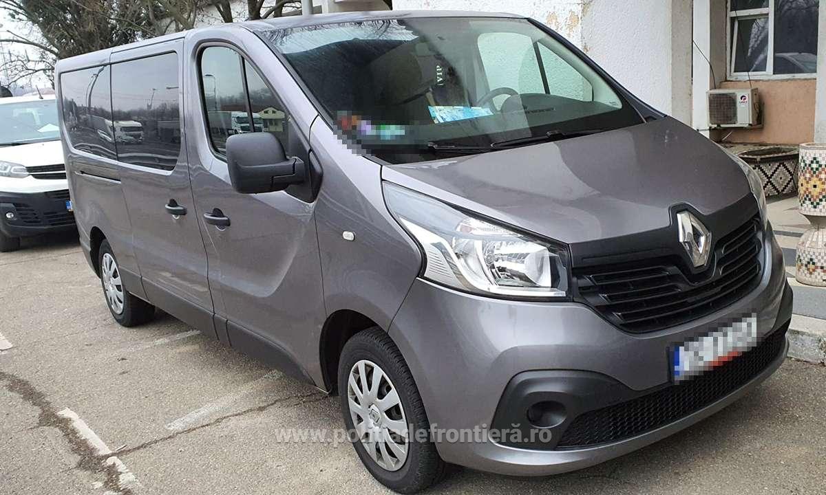 Un autoturism, marca Renault, furat a fost oprit in Vama Bors, iar soferul, un cetatean roman, a fost acuzat de tainuire