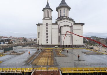Se toarnă planșeul și grinzile de beton peste demisol la parcarea de tip park and ride din Oradea