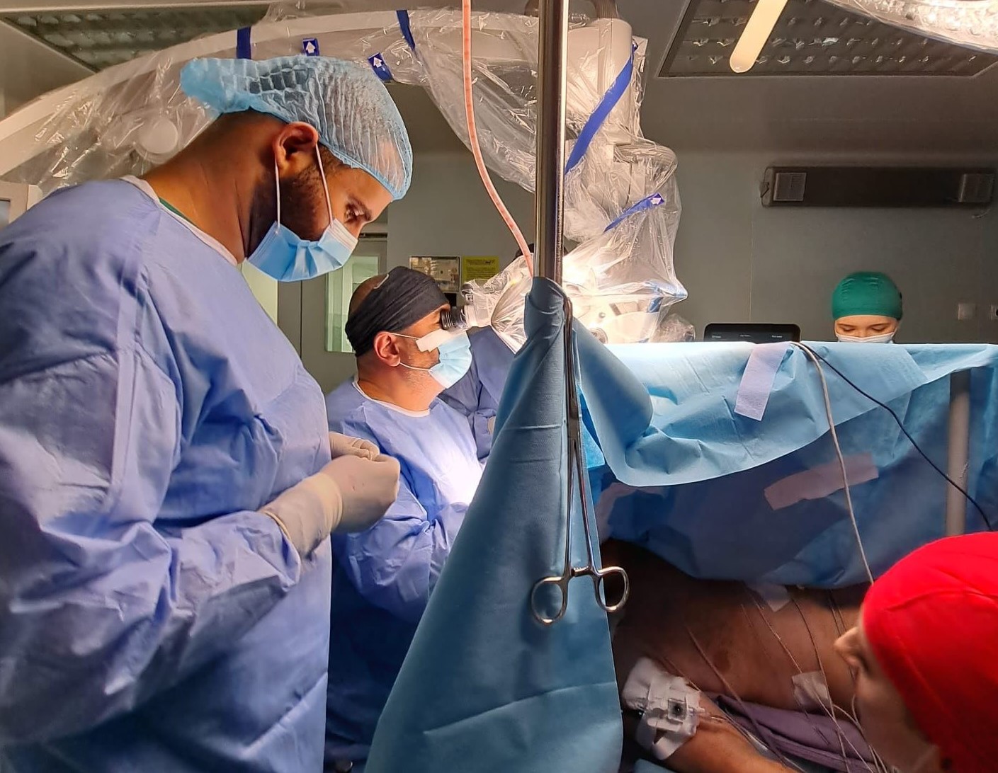 O noua opremiera medicala la Oradea. Au extirpat o tumora cerebrala unui pacient care era treaz si constient
