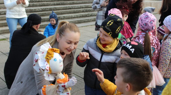 Foto | Trupele Teatrului de Papusi din Oradea au iesit in strada la parada cu ocazia Zilei Mondiale a Teatrului de Papusi
