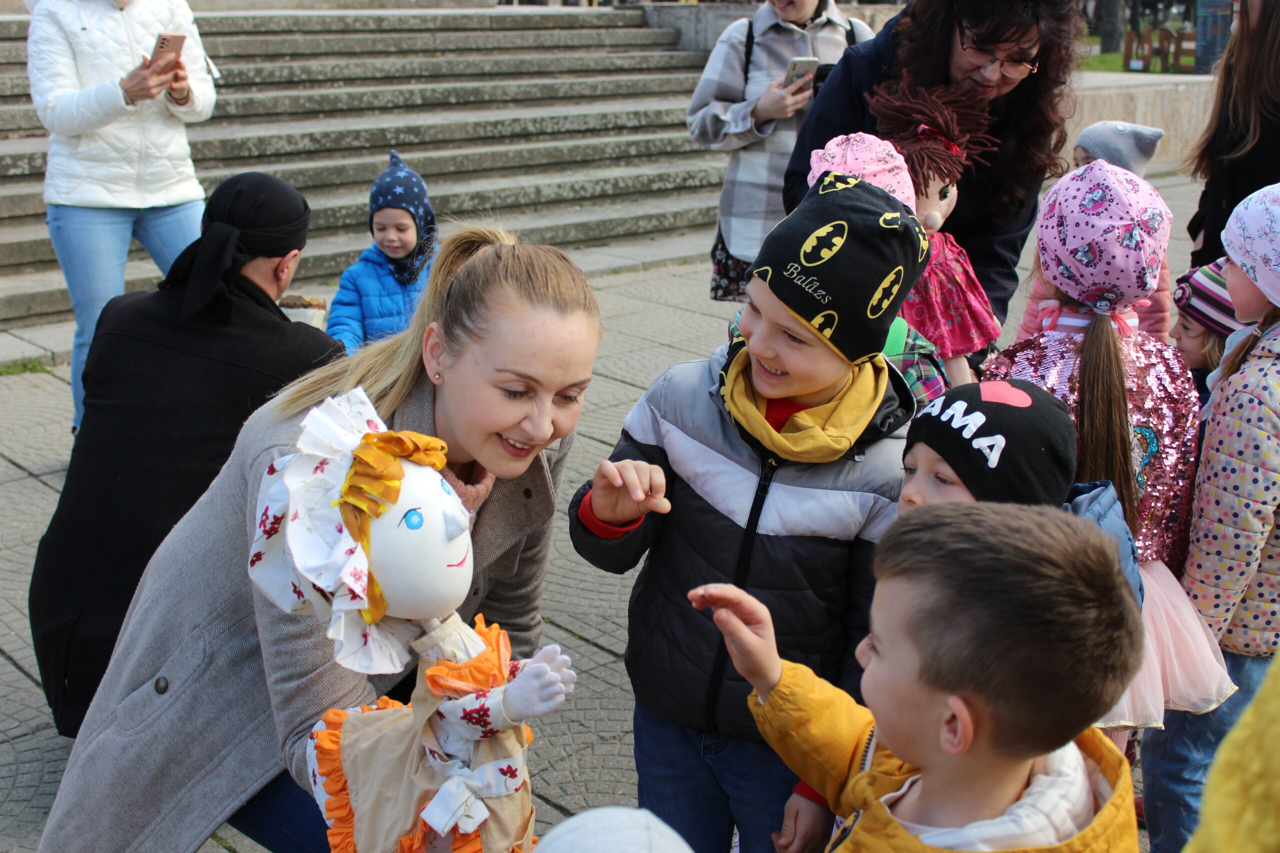 Foto | Trupele Teatrului de Papusi din Oradea au iesit in strada la parada cu ocazia Zilei Mondiale a Teatrului de Papusi