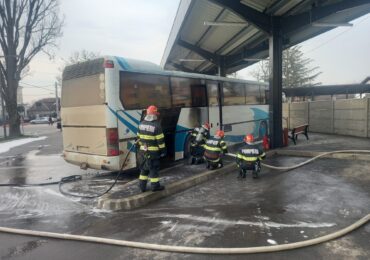 Un autobuz aflat in autogara Marghita a luat foc