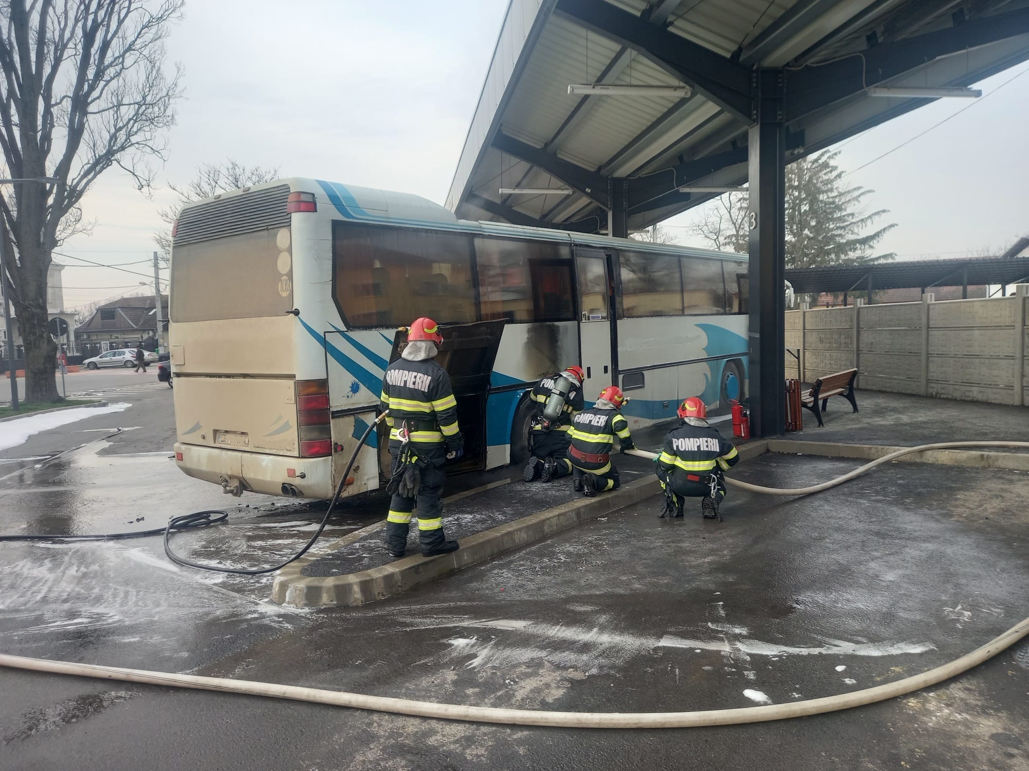 Un autobuz aflat in autogara Marghita a luat foc