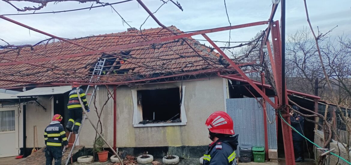 Tragedie in Voivozi! O mama si fiul ei au pierit in incendiul care le-a mistuit mare parte din casa, in aceasta dimineata