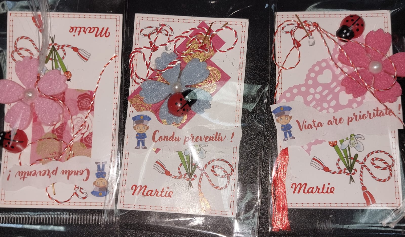 Martisoare pentru doamne si domnisoare, realizate de elevii ai mai multor scoli din Oradea, vor fi impartite de politisti in centrul Oradiei