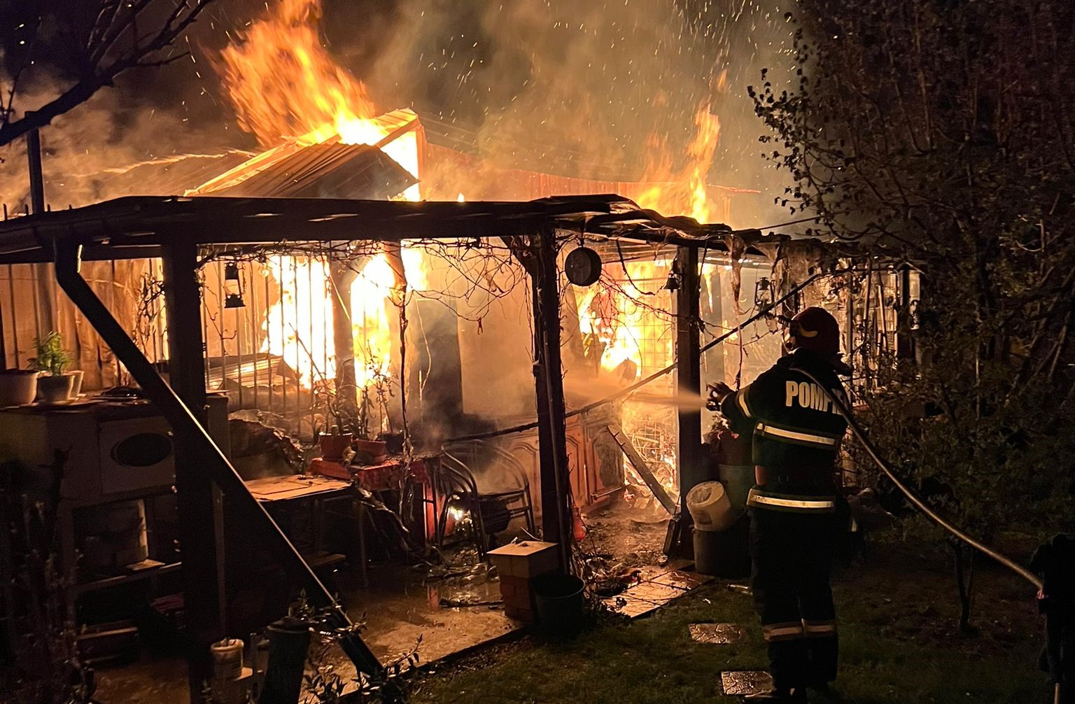 O biserica din Stei in pericol de a lua foc. Pompierii au stins incendiul la timp si au salvat biserica