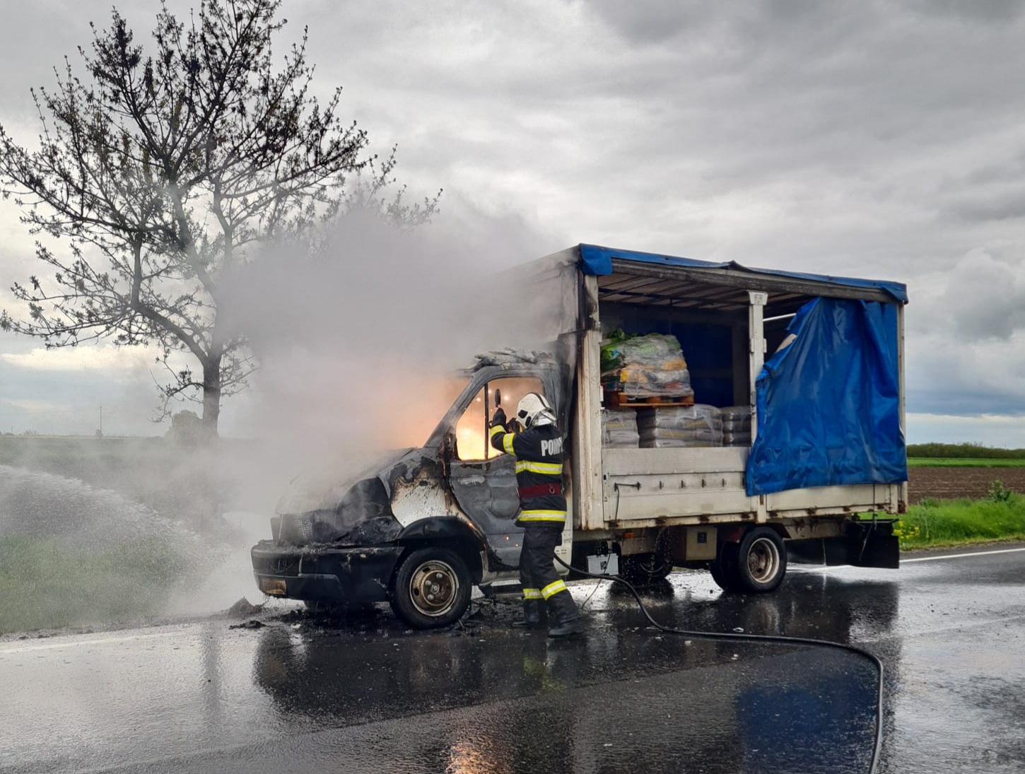 Video | O furgoneta a luat foc in mers, ieri, pe DN 79, intre Ciumeghiu si Salonta