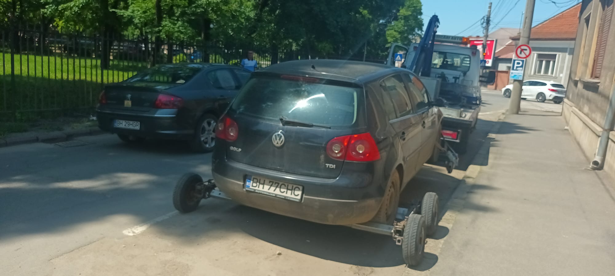 Cunoasteti proprietarul? Autoturism ridicat de pe domeniul public, aflat pe strada Evreilor Deportați, nr. 83
