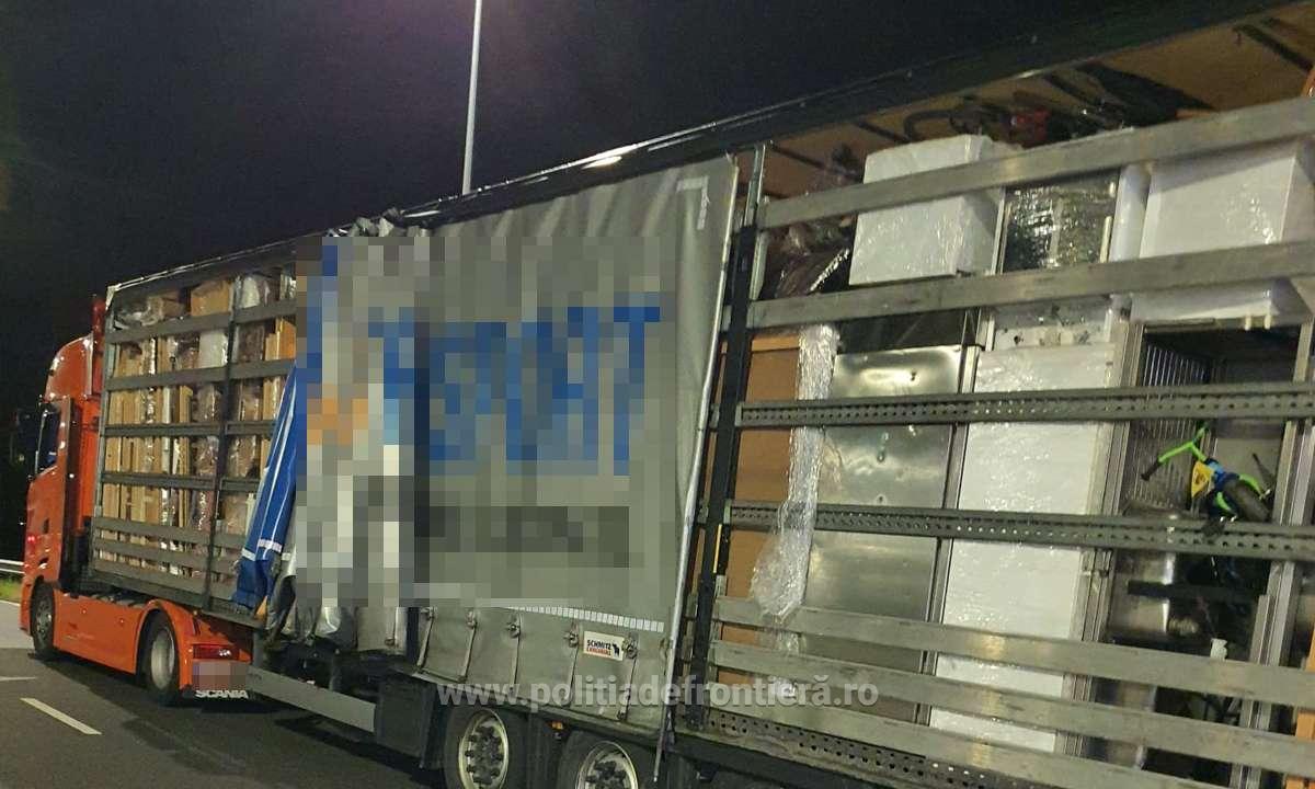 Politistii de frontiera si Garda de Mediu au blocat intrarea in tara, prin Vama Bors, a 15 tone de deseuri
