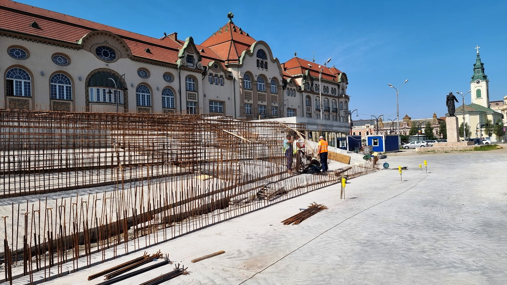 Continua amenajarea zonei publice de deasupra parcarii de pe Independentei
