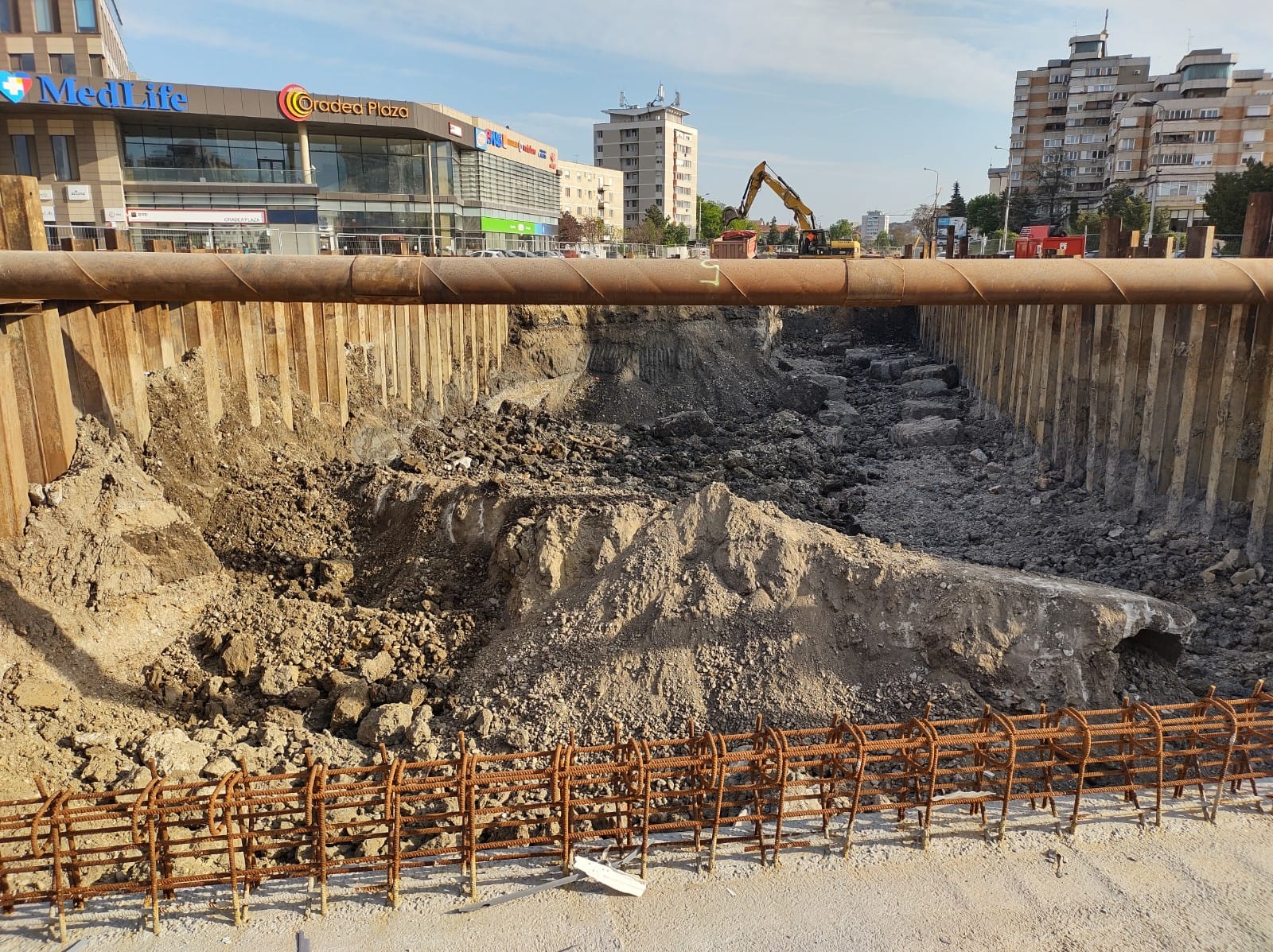 Foto | Se sapă rampa dinspre zona centrală la pasajul din dreptul Pieței Cetate. Stadiul fizic al lucrărilor, în acest moment, este de 70%.