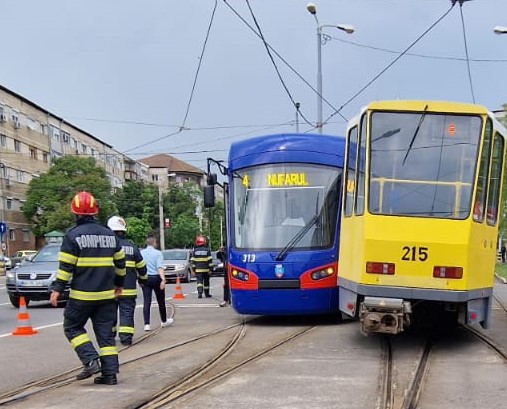 Foto | Doua tramvaie s-au ciocnit pe Calea Aradului, in aceasta dupa amiaza