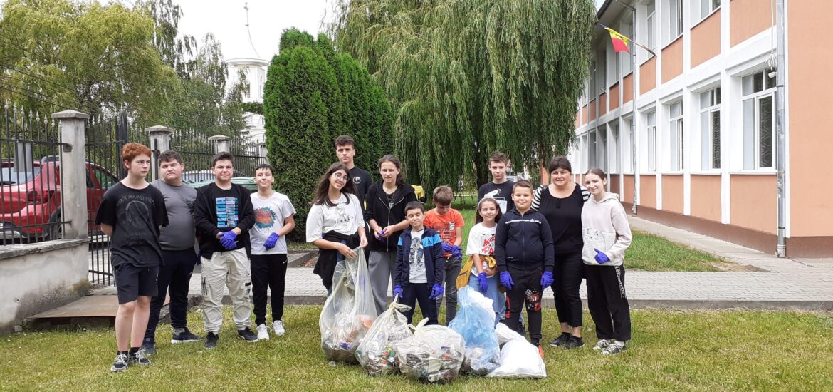 Foto | Elevii câștigători ai concursului EcoProvocarea din cadrul campaniei „Luna curățeniei în județul Bihor”