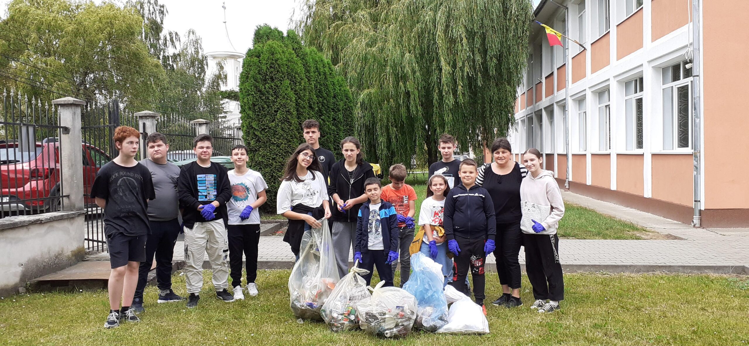 Foto | Elevii câștigători ai concursului EcoProvocarea din cadrul campaniei „Luna curățeniei în județul Bihor”