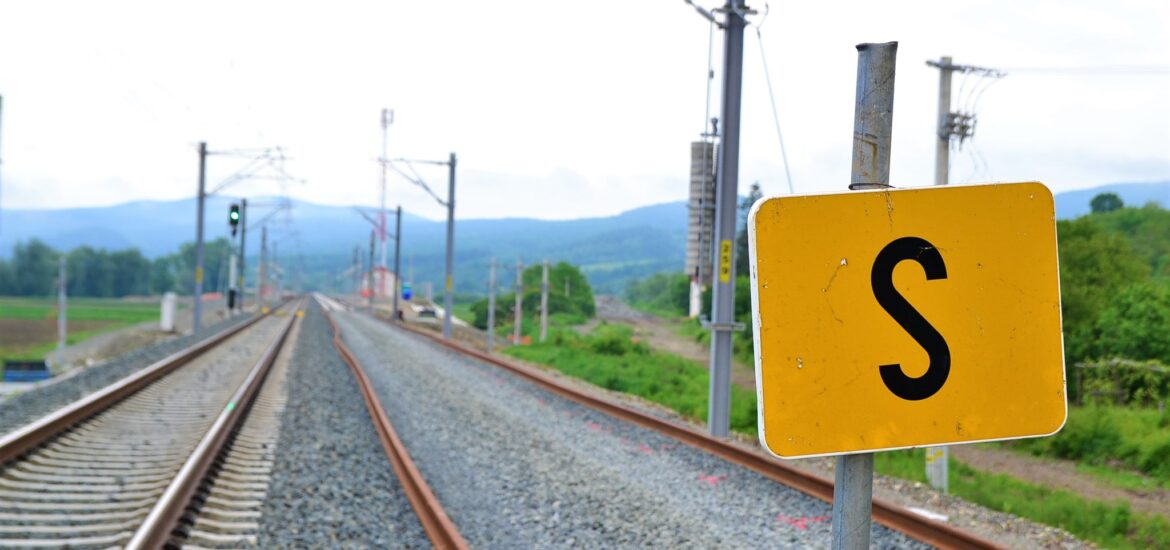 Lucrarile de electrificare a caii ferate Oradea – Cluj-Napoca vor duce la inchiderea completa a circulatiei feroviare pe mai multe portiuni