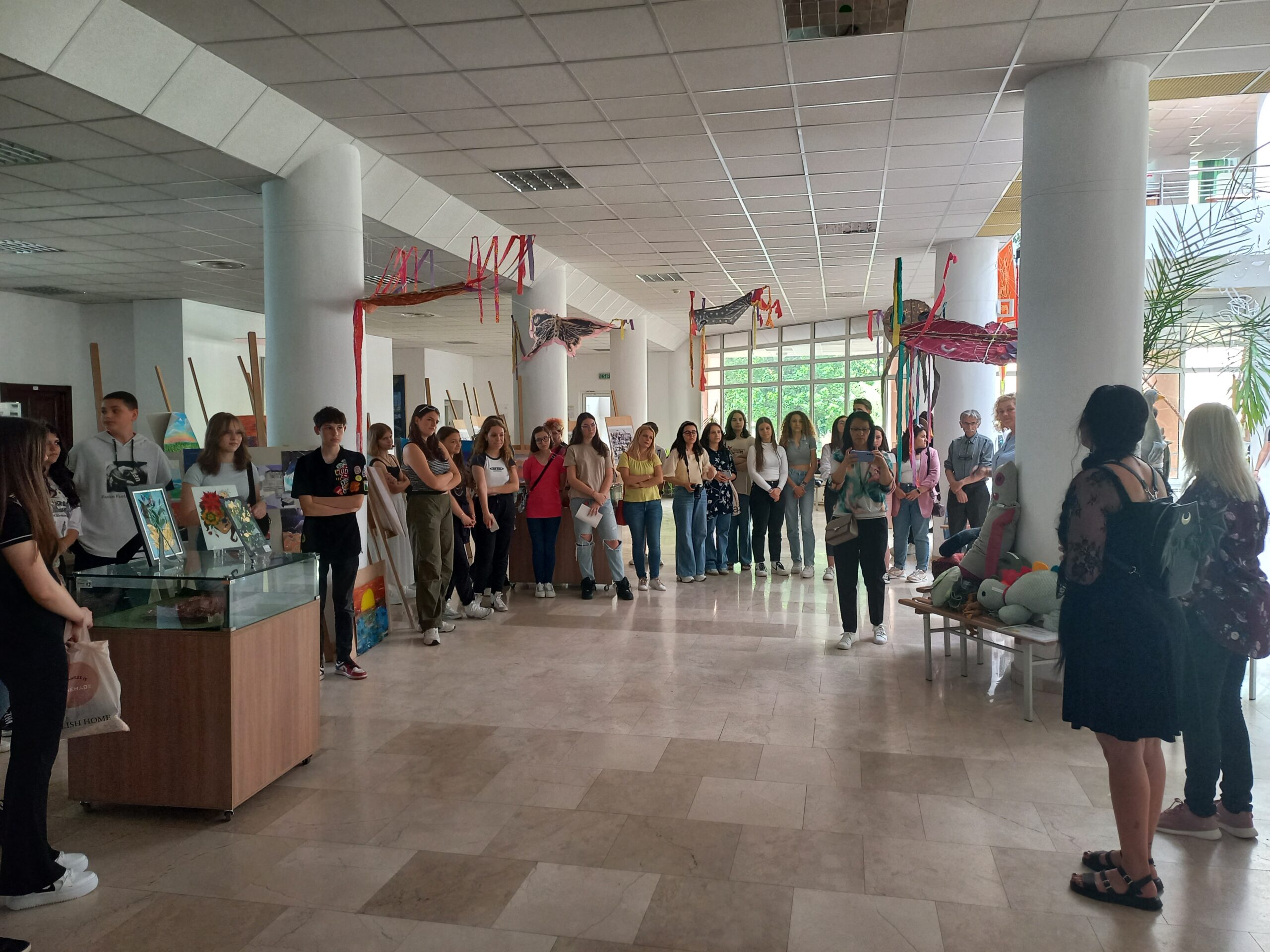 Studenți și elevi, viitori artiști plastici, expun la Biblioteca Universității din Oradea