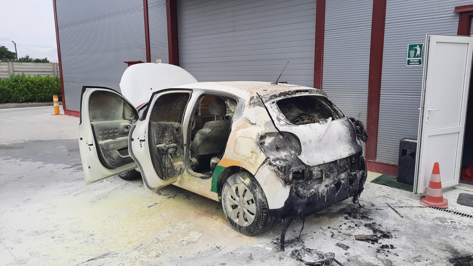 O masina a luat foc pe strada Uzinelor din ORadea. A existat pericolul ca incendiul sa se propage la un depozit din imediata vecinatate