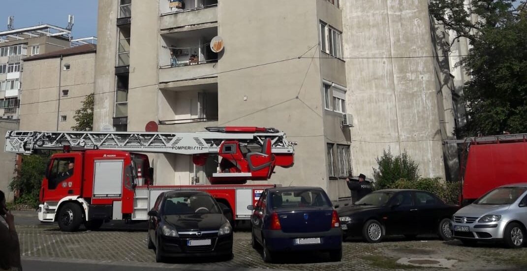 Incendiu la un bloc de pe strada Leonardo da Vinci din Oradea. Un panou electric a luat foc, doua familii au fost evacuate