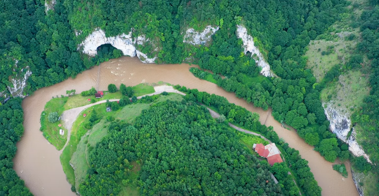 CJ Bihor a obtinut finantare pentru un proiect ce vizeaza măsuri active de conservare in Defileul Crișului Repede – Pădurea Craiului. Amenajarea unor pesteri, reecologizarea Lacului Vida si o zona de vizitare a biodiversității