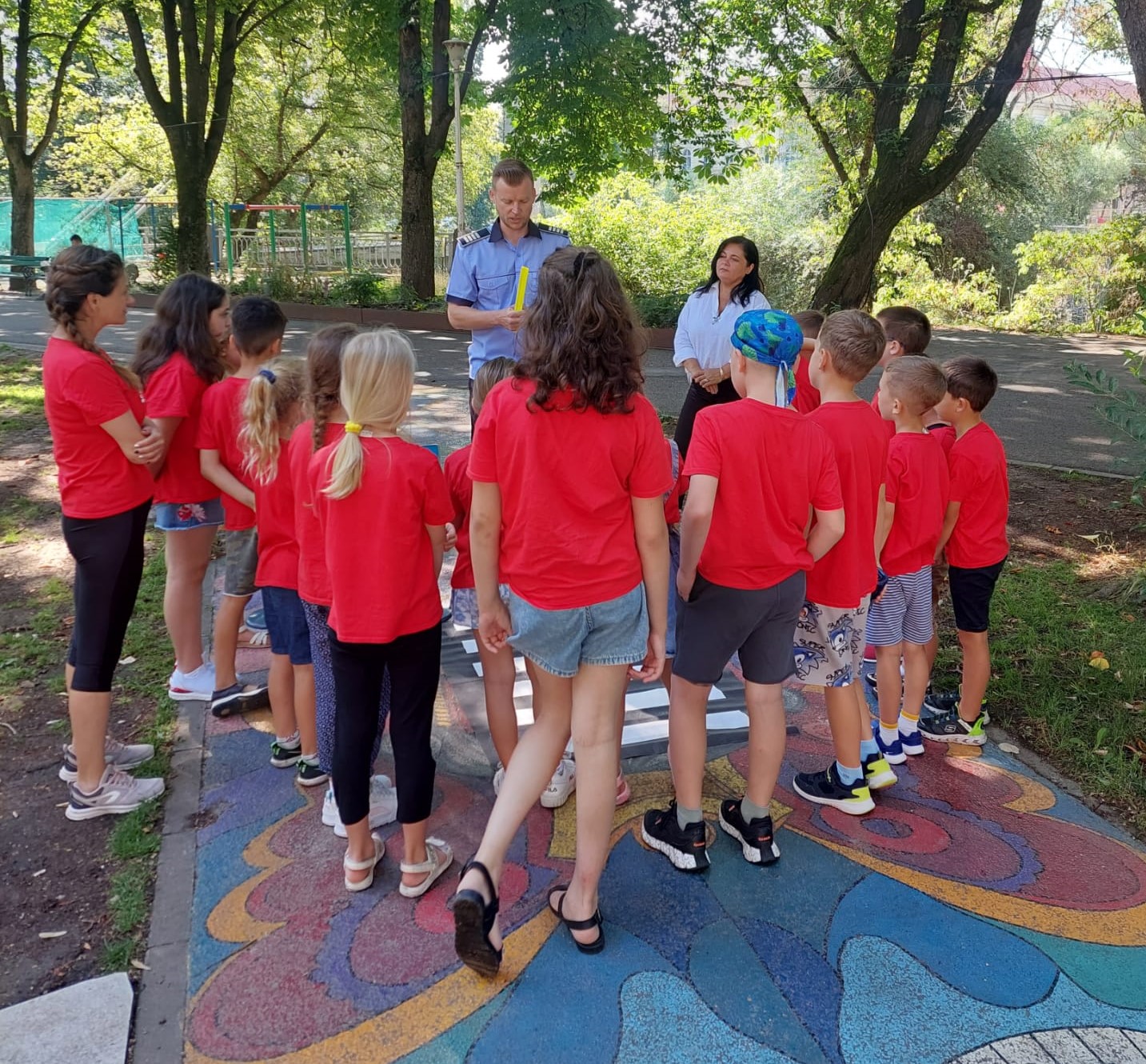 Polițiștii de prevenire bihoreni realizeaza ateliere de informare destinate copiilor, in Parcul Libertatii din Oradea