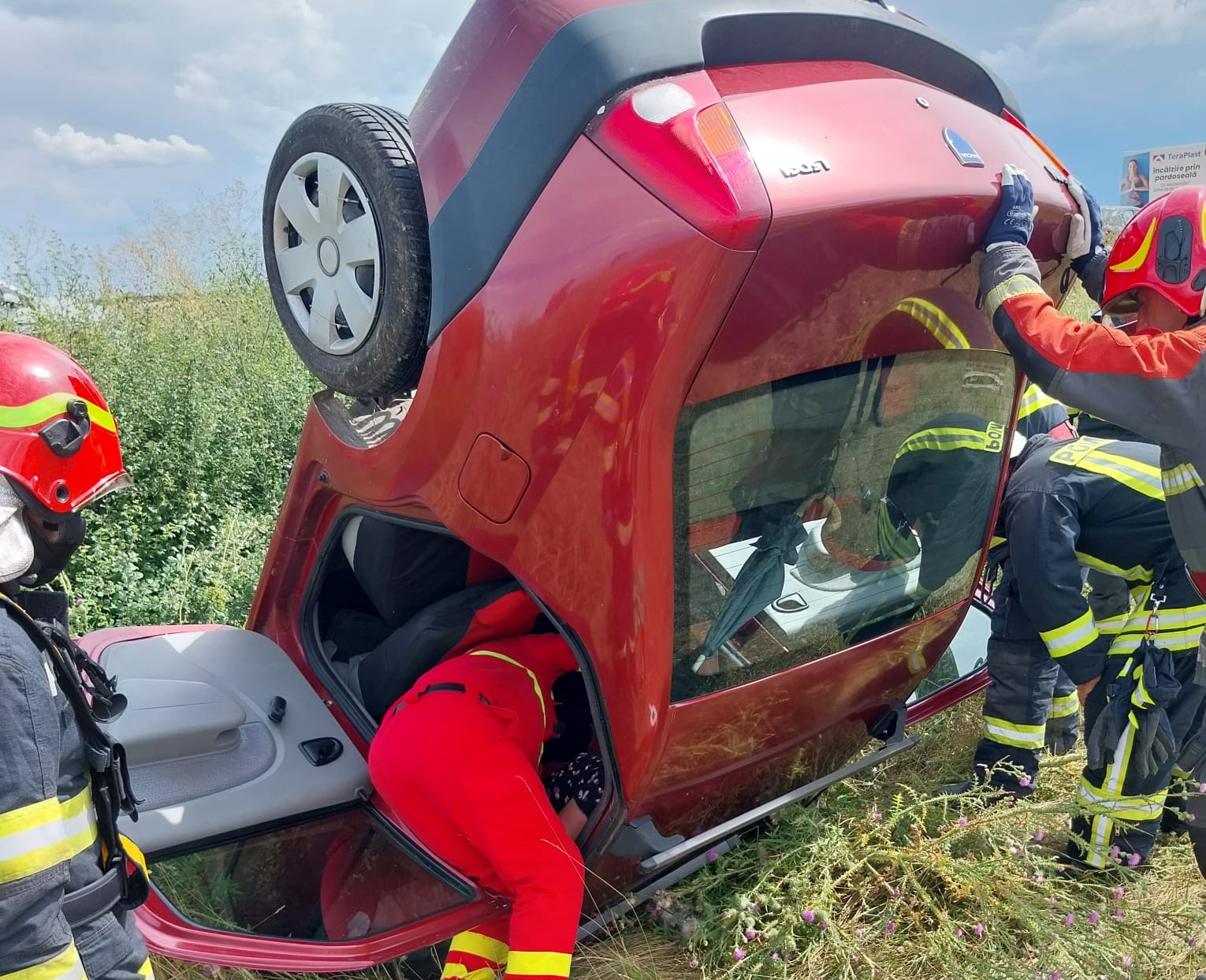 Accident cu 2 victime in Ciumeghiu. O persoana a ramas incarcerata, iar ulterior a fost transportata la spital