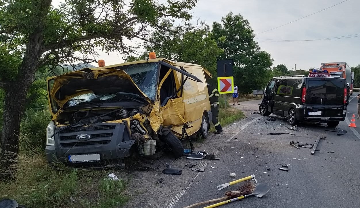 Foto | Accident grav pe DN 1 in localitatea Cornitel, in aceasta dimineata, in care au fost implicate sase persoane aflate in doua dube. Trei dintre acestea, printre care un minor de 8 ani, au ajuns la spital
