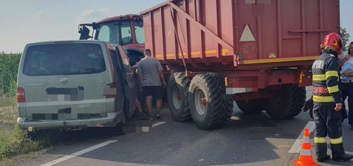 Foto | Accident grav pe DN 19. intre Valea lui Mihai si Tarcea, produs intre un microbuz, in care se aflau 7 persoane si un tractor. Trei persoane au ajuns la spital, una in stare grava