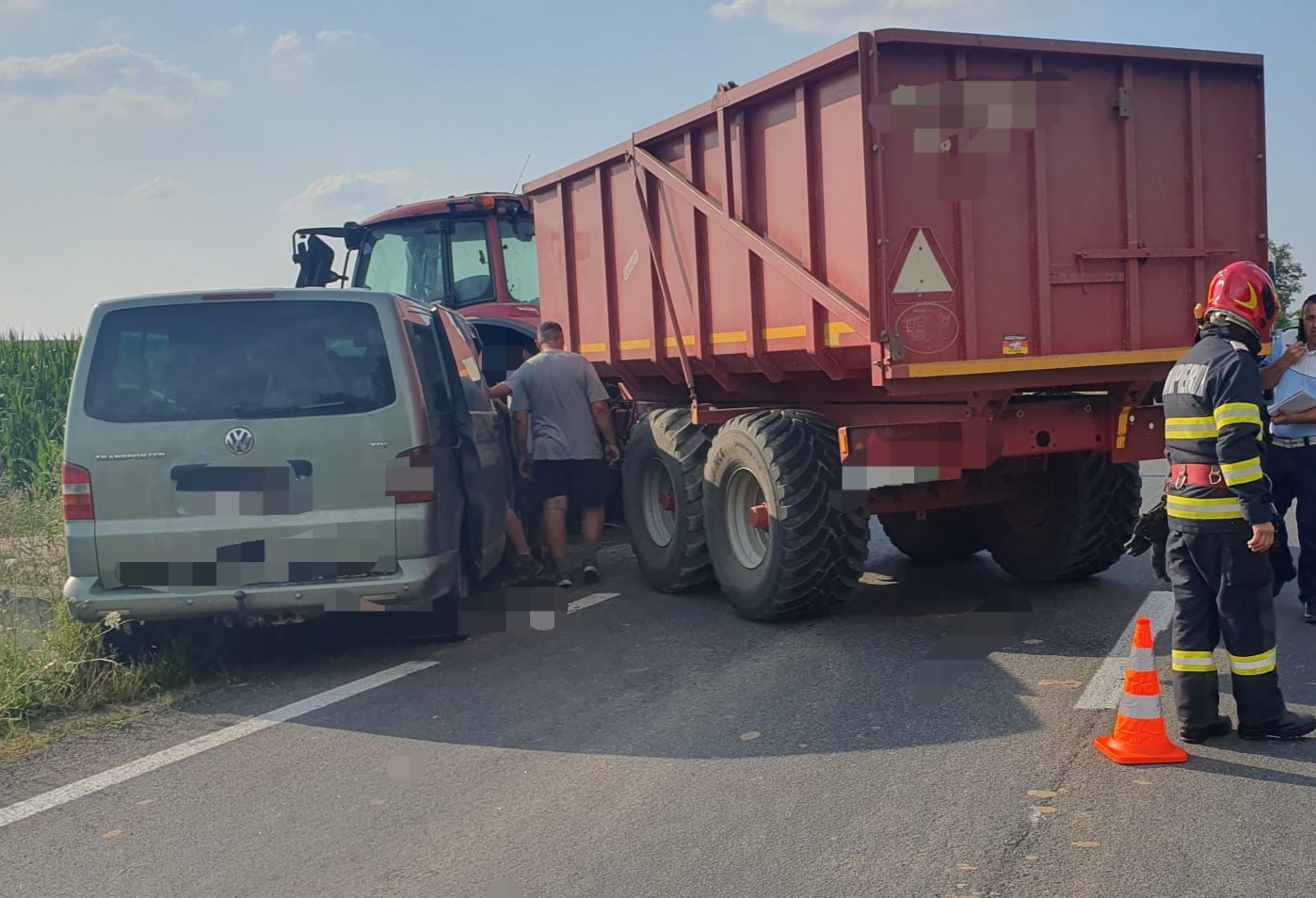 Foto | Accident grav pe DN 19. intre Valea lui Mihai si Tarcea, produs intre un microbuz, in care se aflau 7 persoane si un tractor. Trei persoane au ajuns la spital, una in stare grava